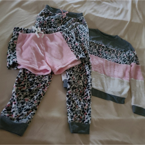 BCBGirls 3‑Piece Velour Pajama Set ‑ L - Picture 2 of 11